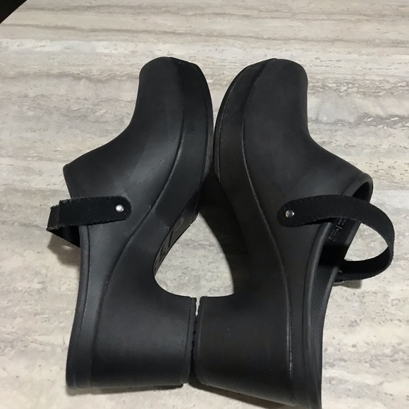 Crocs Closed Sandals with Strap - Picture 3 of 8